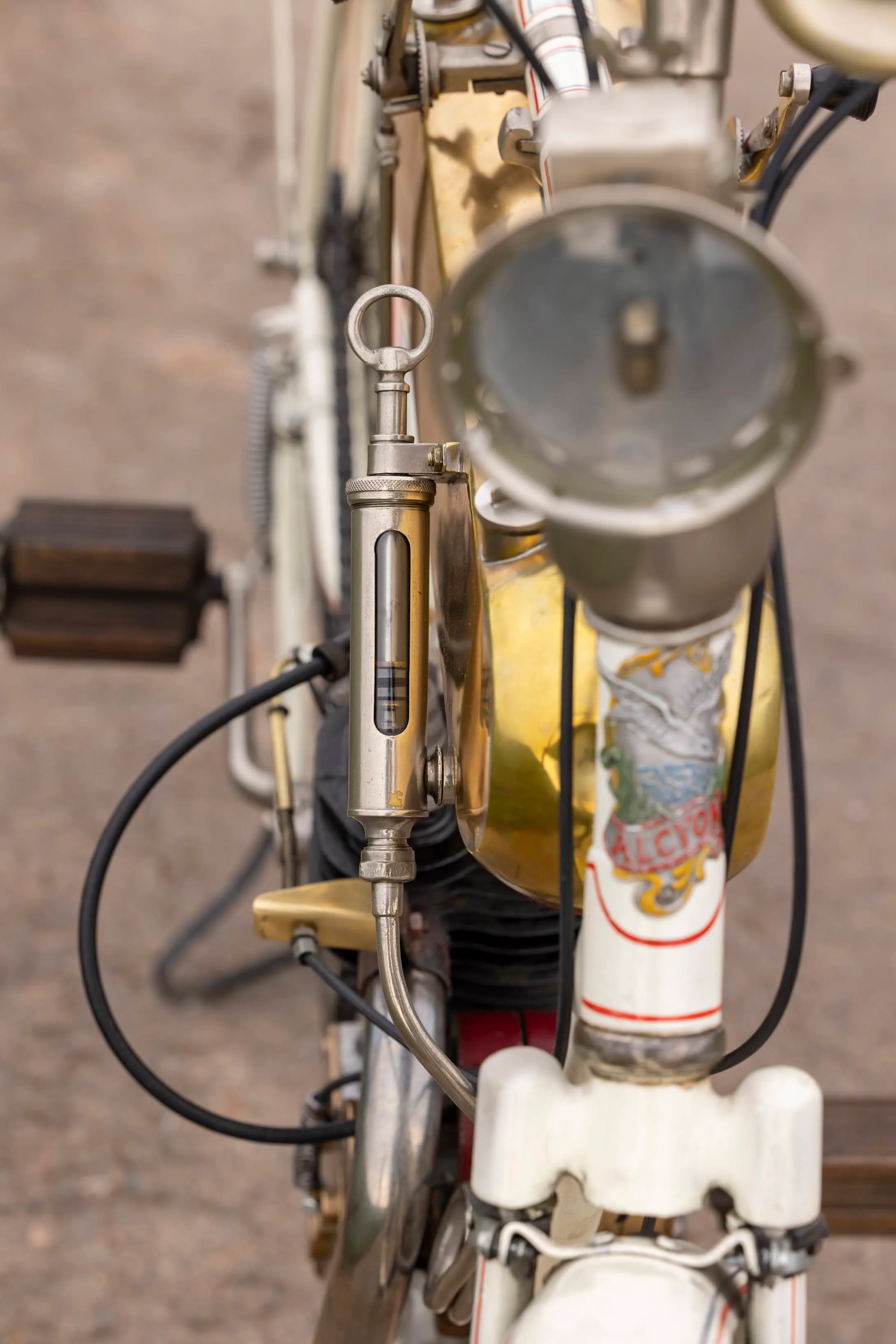 Frontdetail der Alcyon mit Scheinwerfer und Messingtank