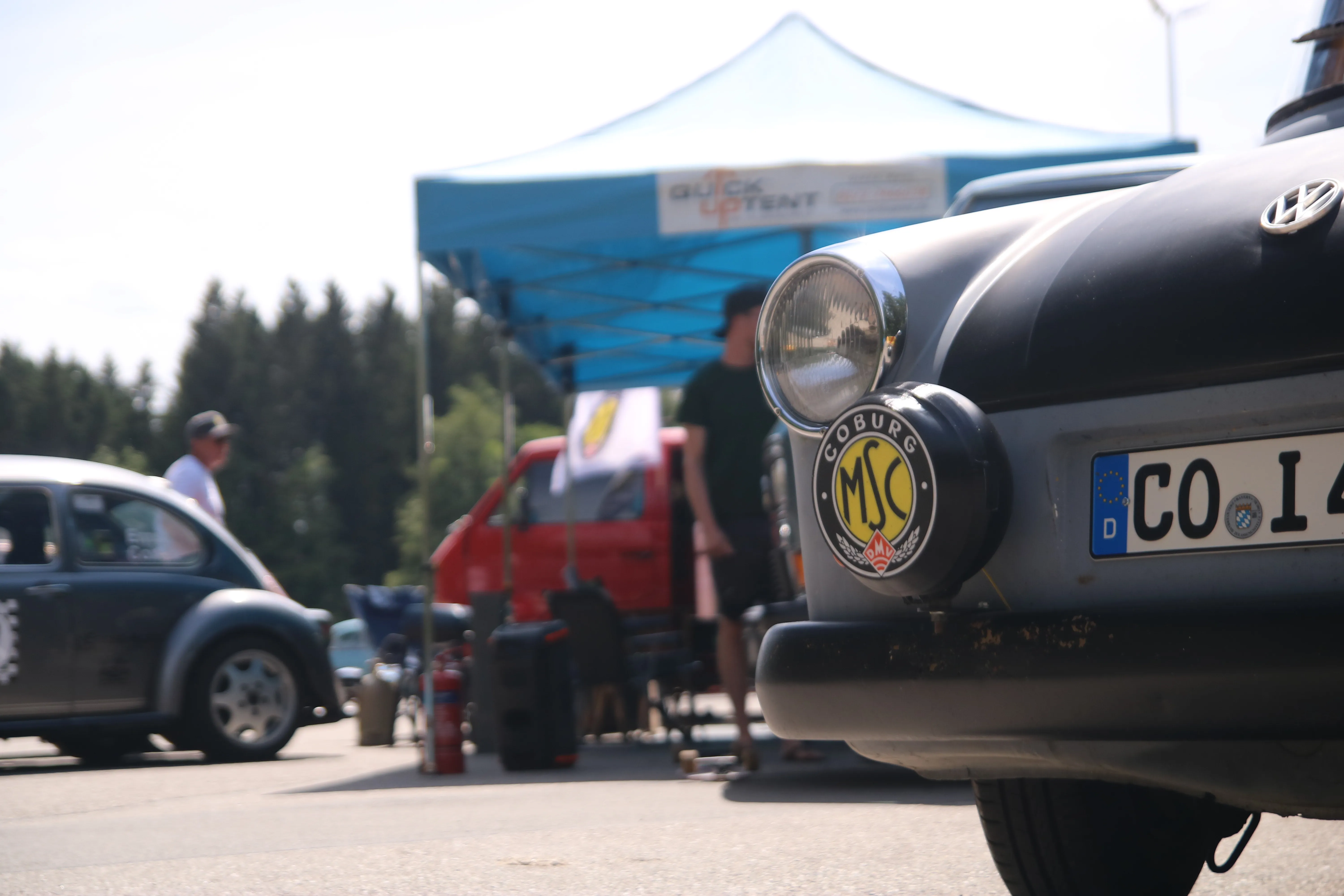VW-Käfer-Front mit Scheinwerfer und MSC-Coburg-Logo