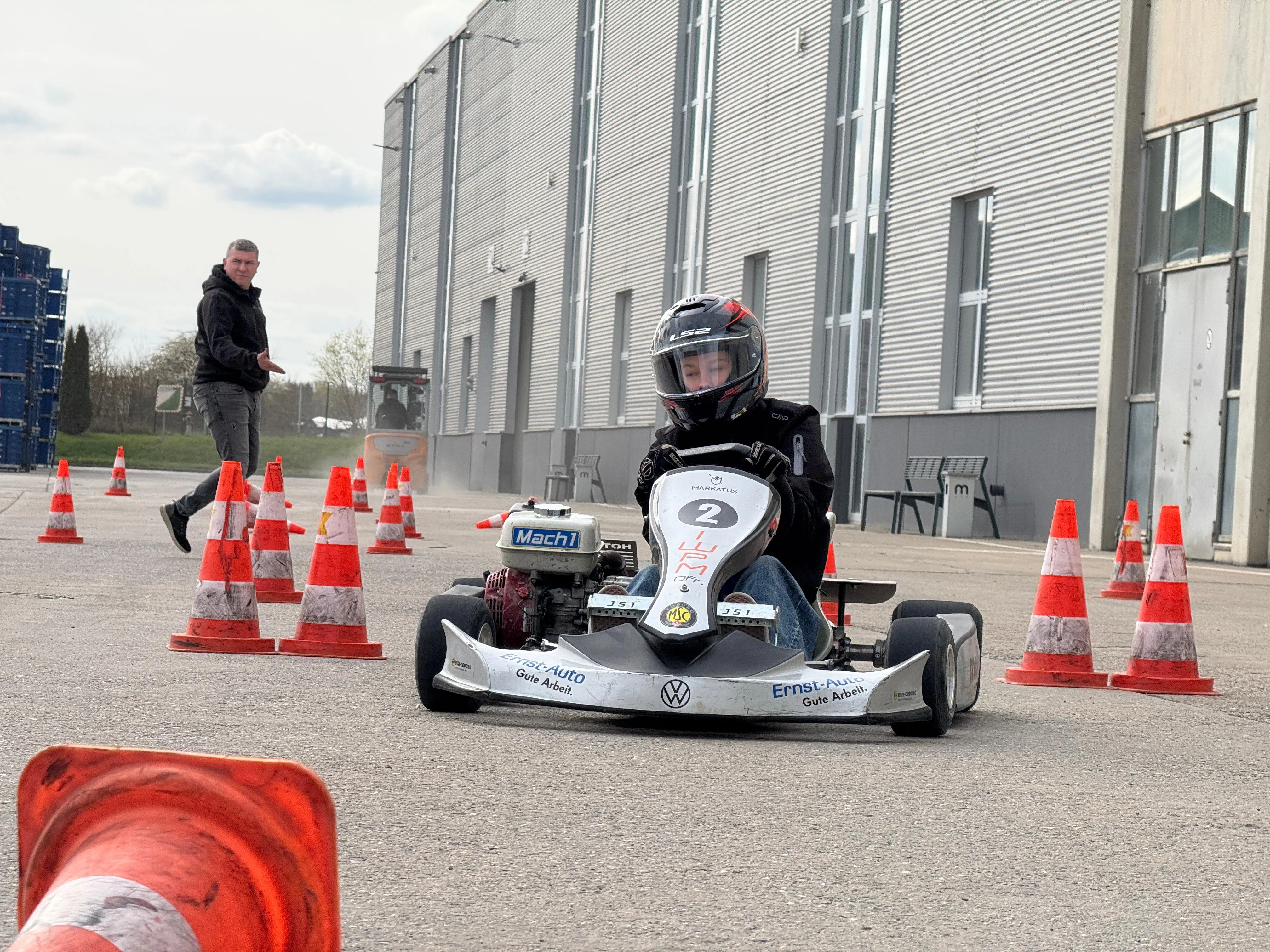 Nachwuchsfahrer mit Helm im Kart mit Startnummer 2 beim Slalomtraining