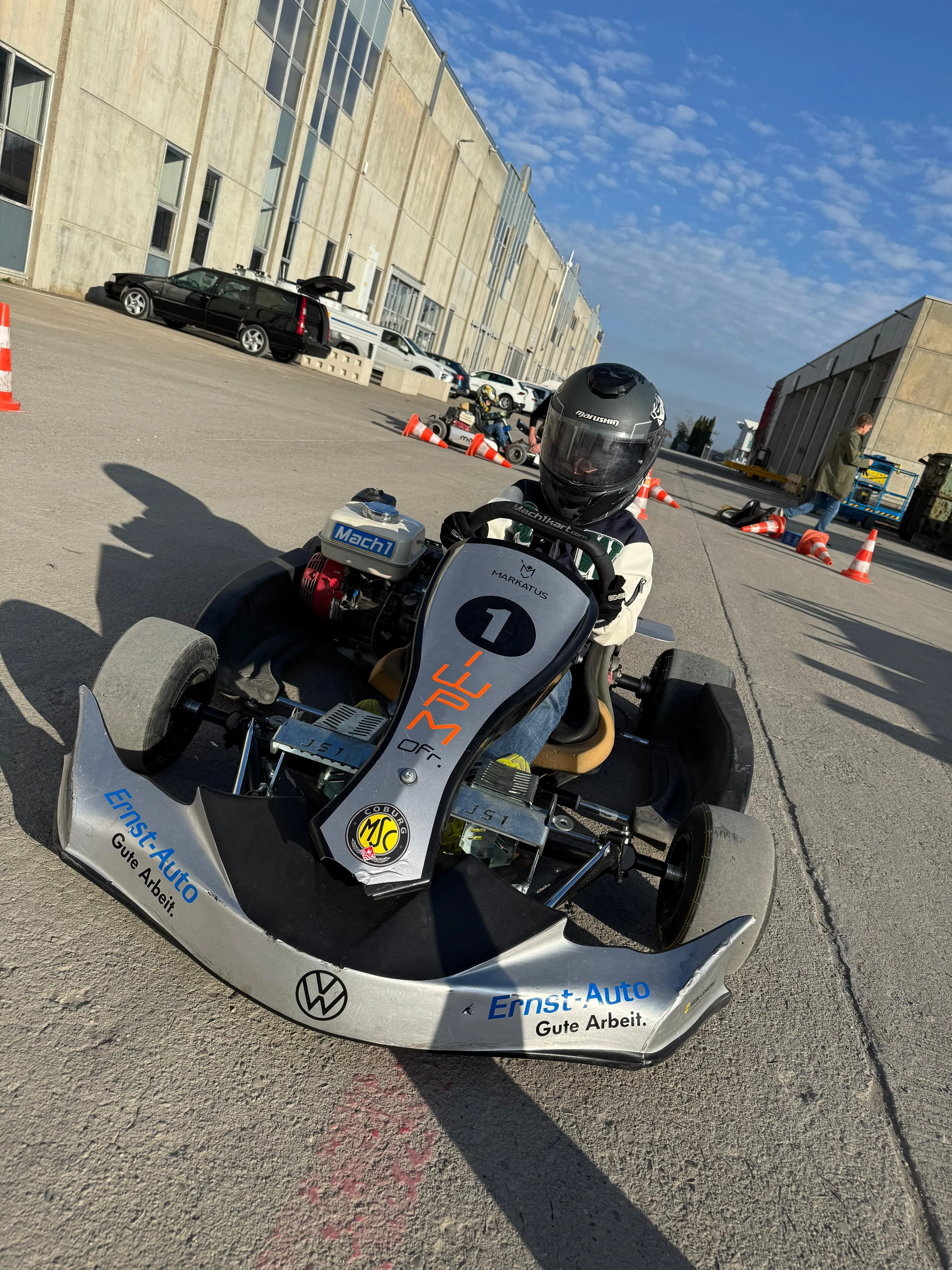 Nachwuchsfahrer mit Helm im MSC-Coburg-Kart mit Startnummer 1