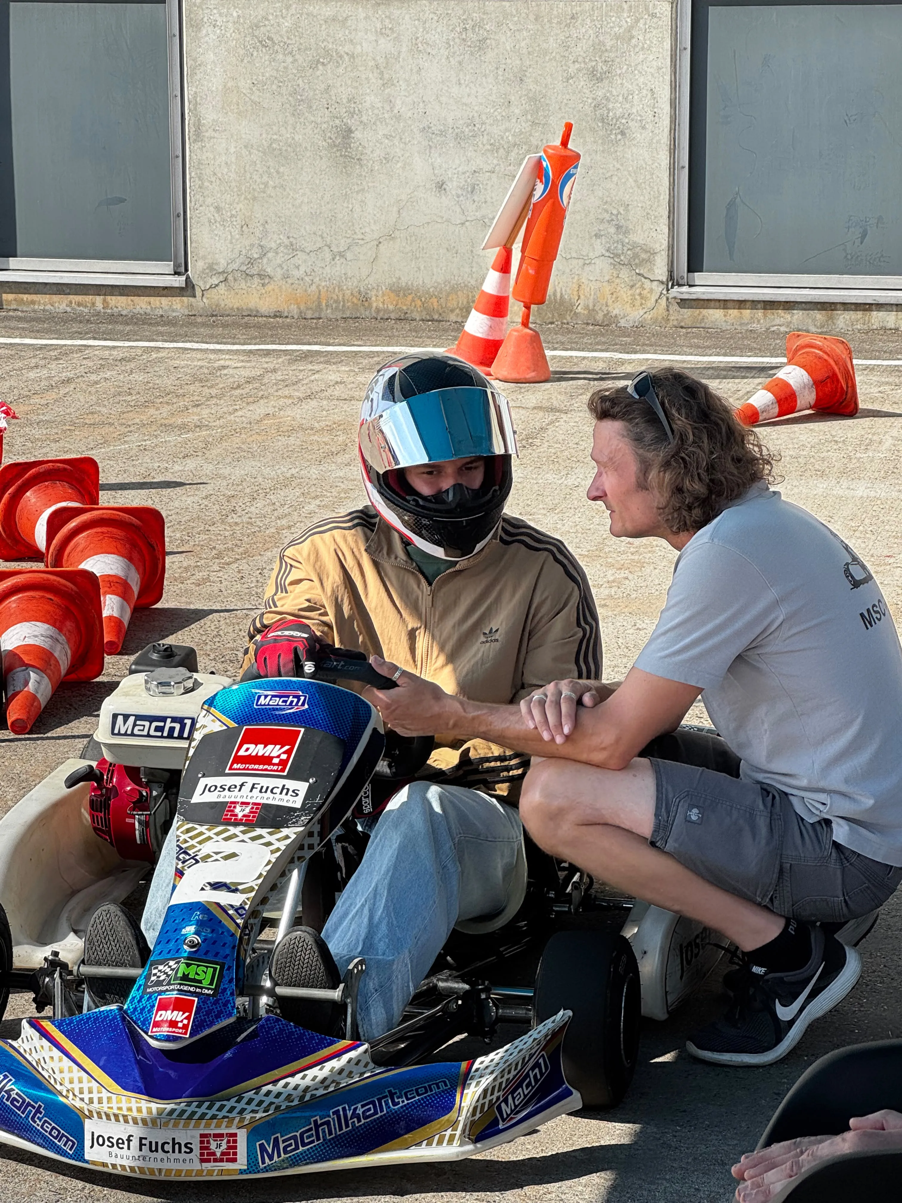Betreuung eines Nachwuchsfahrers beim Jugendkart-Training