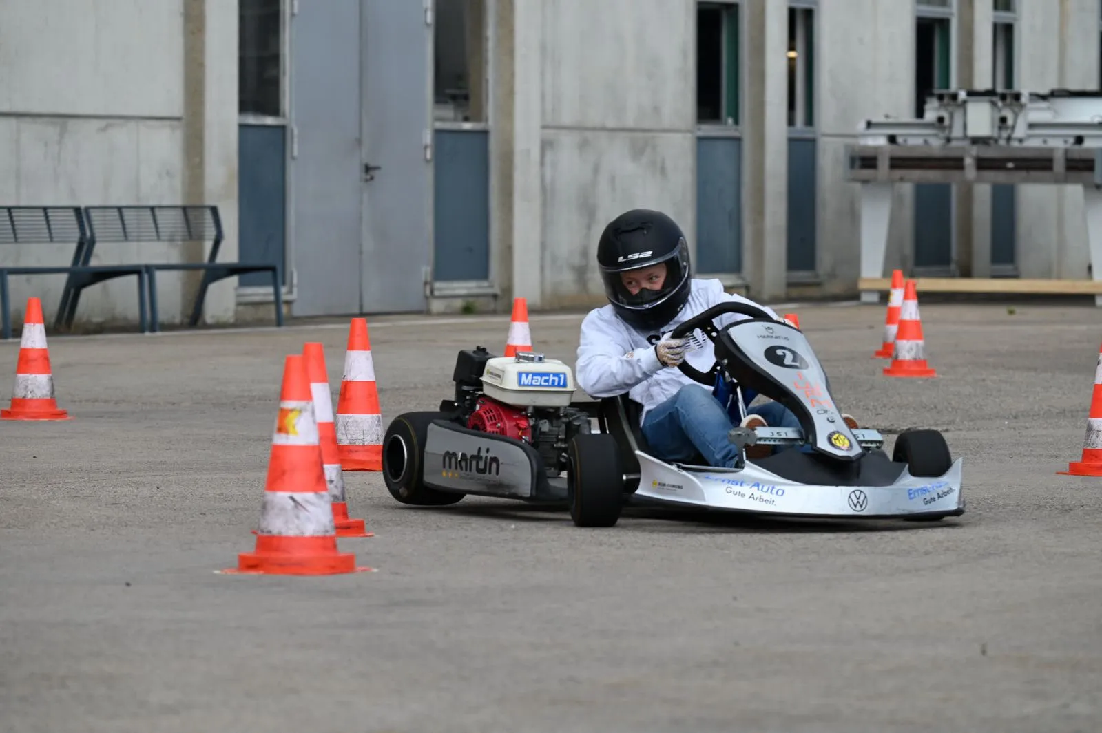 Nachwuchsfahrer mit schwarzem Helm auf dem Slalomparcours