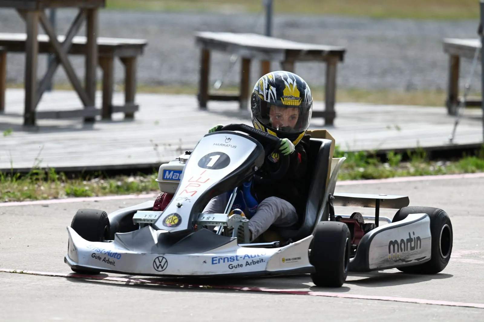 Kart mit Startnummer 1 während einer Trainingsrunde