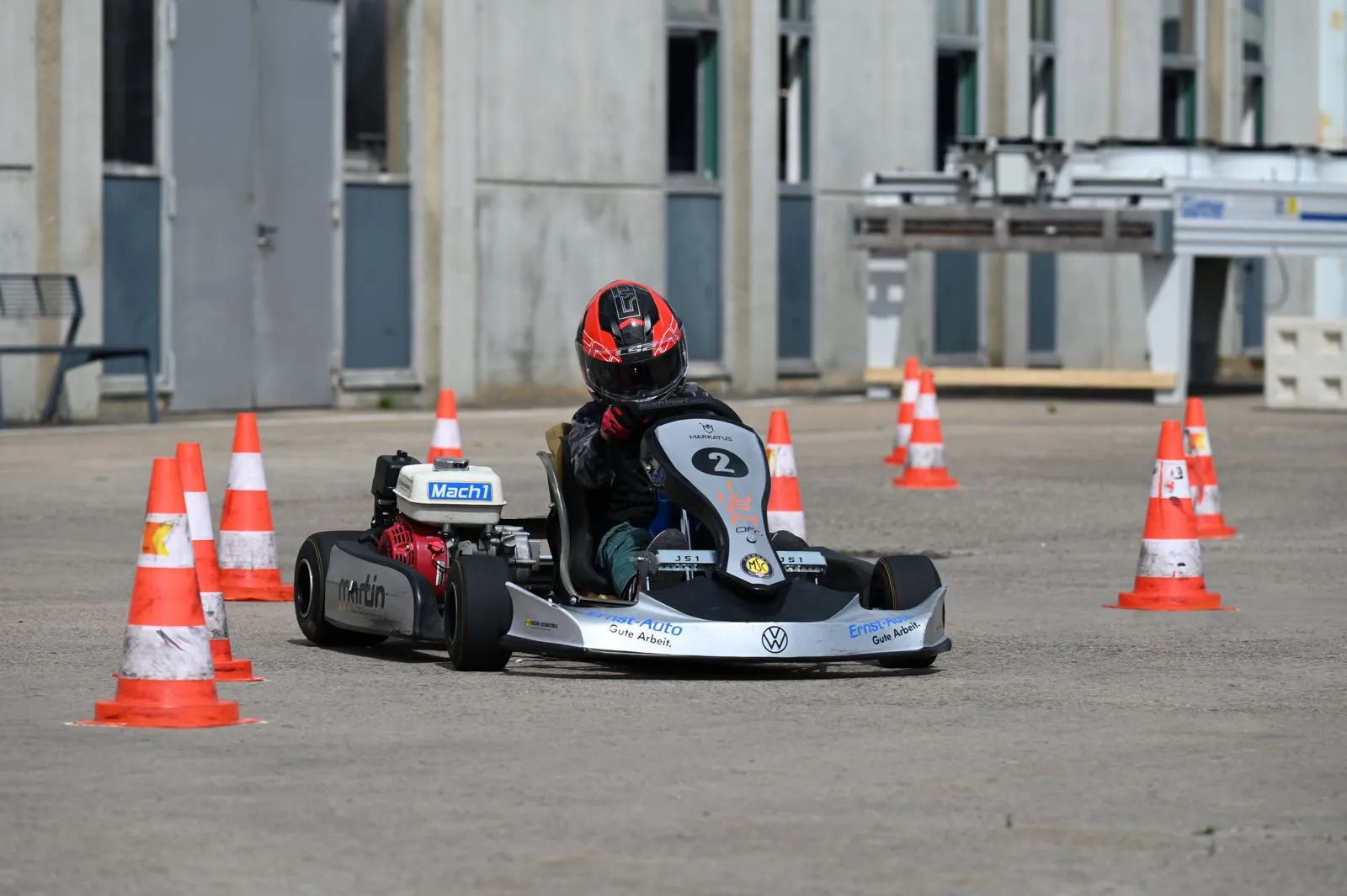 Nachwuchsfahrer mit rotem Helm beim Slalomtraining
