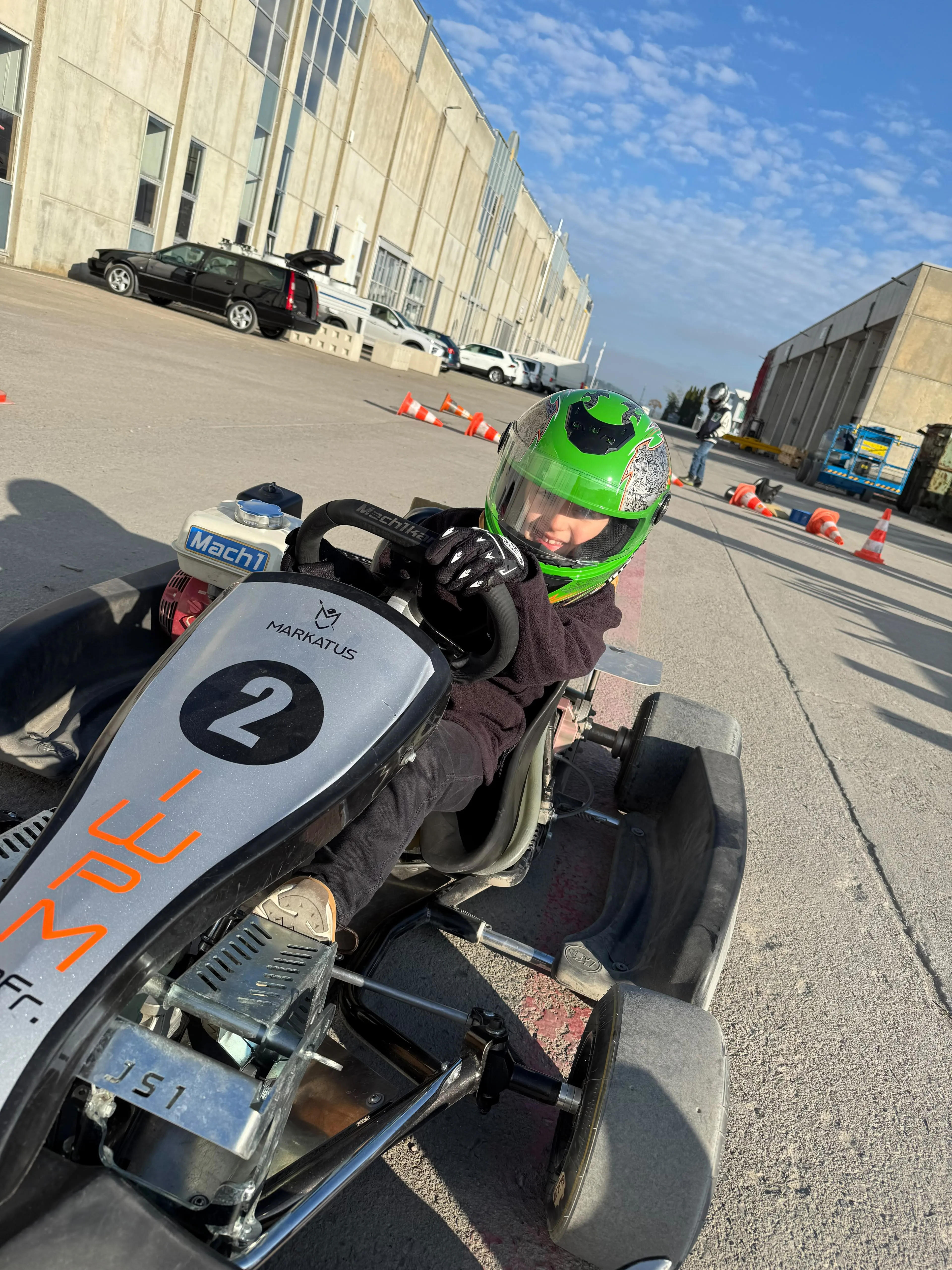 Nachwuchsfahrer im Kart mit Startnummer 2 vor dem Training