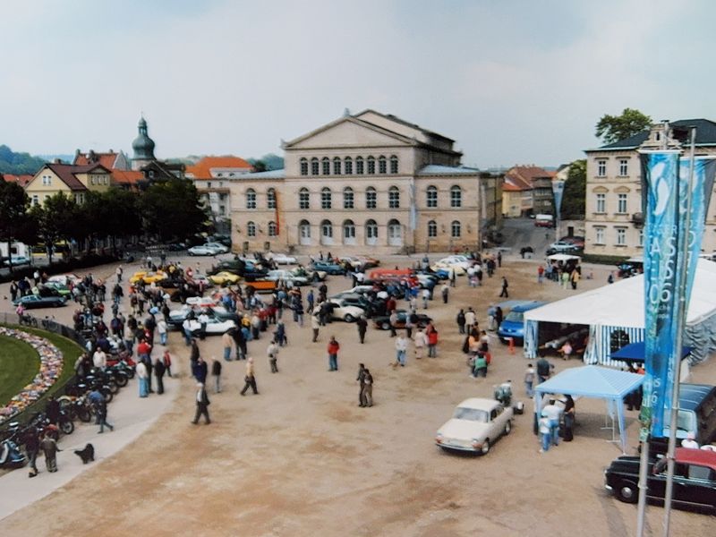 Blick von oben auf zahlreiche historische Autos, Motorräder und Besucher vor dem Coburger Landestheater