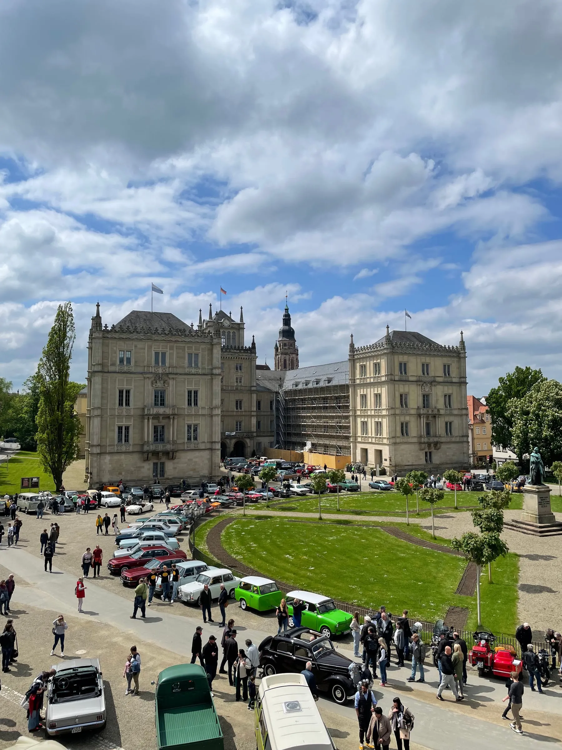 Oldtimer beim Classic Weekend auf dem Coburger Schlossplatz vor der Ehrenburg